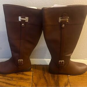 Brown zip-up boots